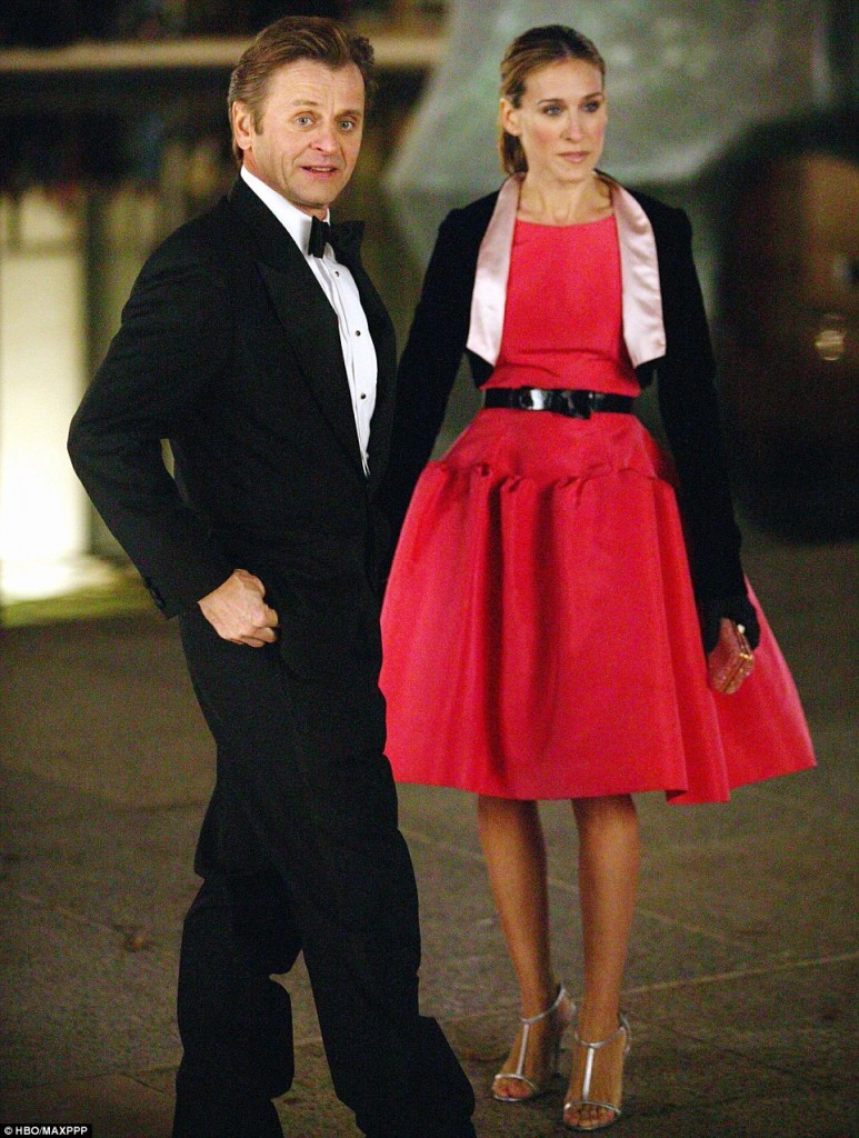 Sarah-Jessica-Parker-in-iconic-pink-Oscar-de-la-Renta-dress-featured-in-Sex-and-the-City