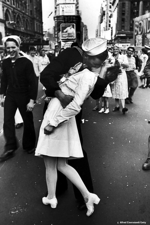 01-The-Kiss-by-Alfred-Eisenstaedt