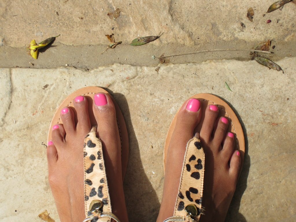 Now, ladies, how hard is it to achieve such clean and beautiful feet?!