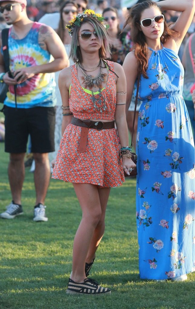 Sarah Hyland, yet another fashionista to jumo on the twin-set trend wagon.