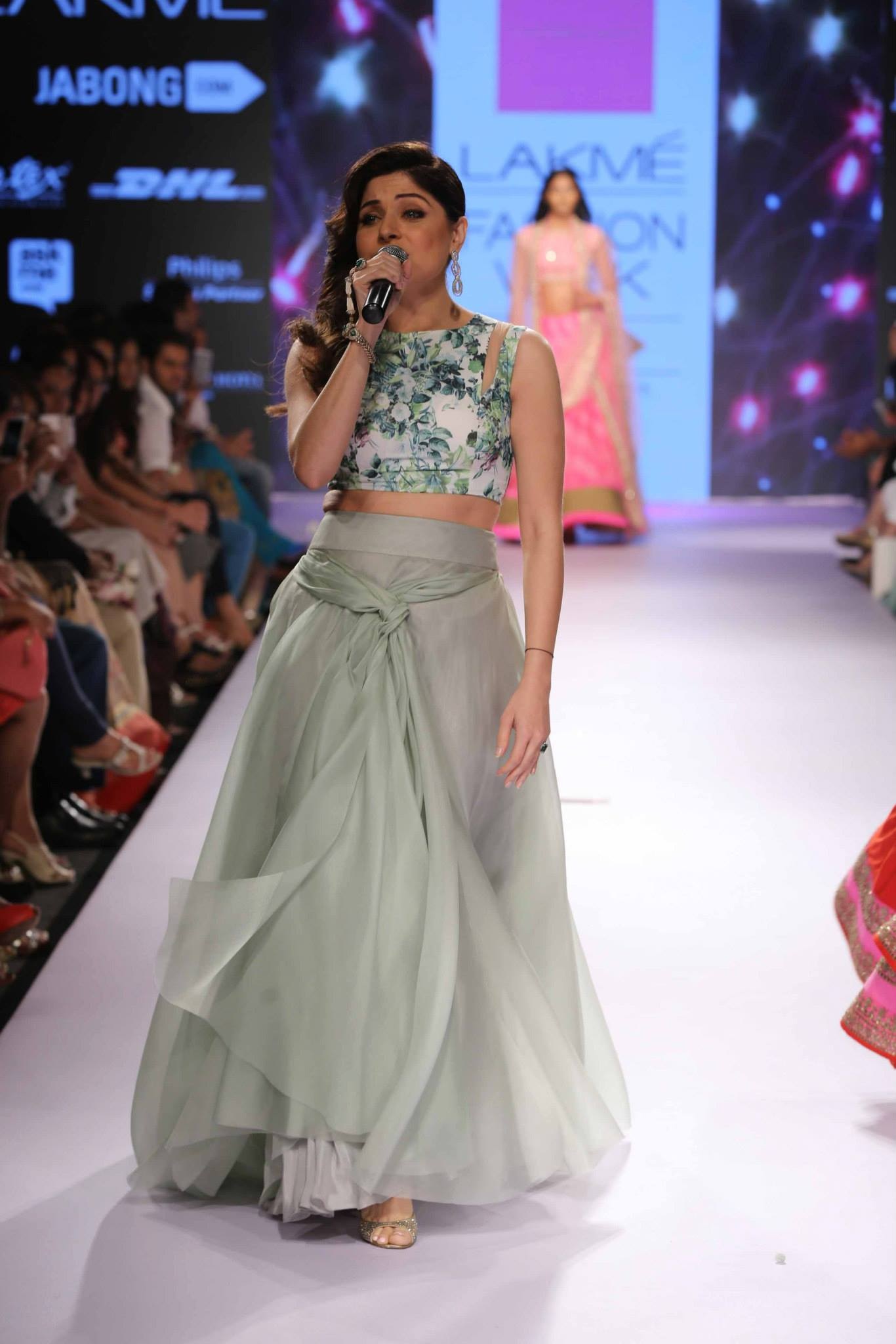 Kanika Kapoor singing for Anushree Reddy's show at Lakme Fashion Week S/R '15